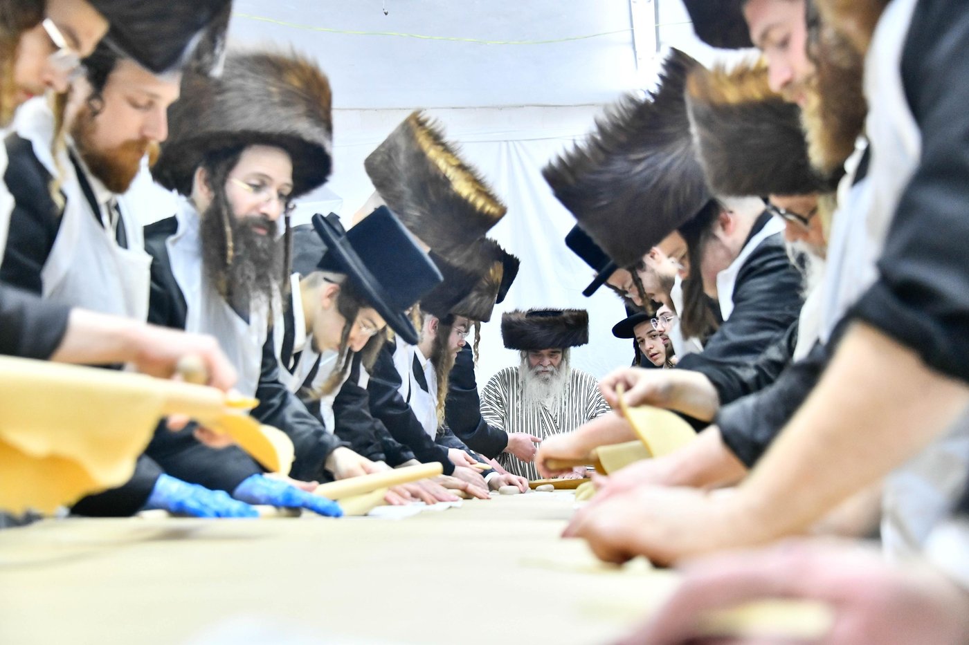 האדמו"ר מקרעטשניף י-ם באפיית מצות