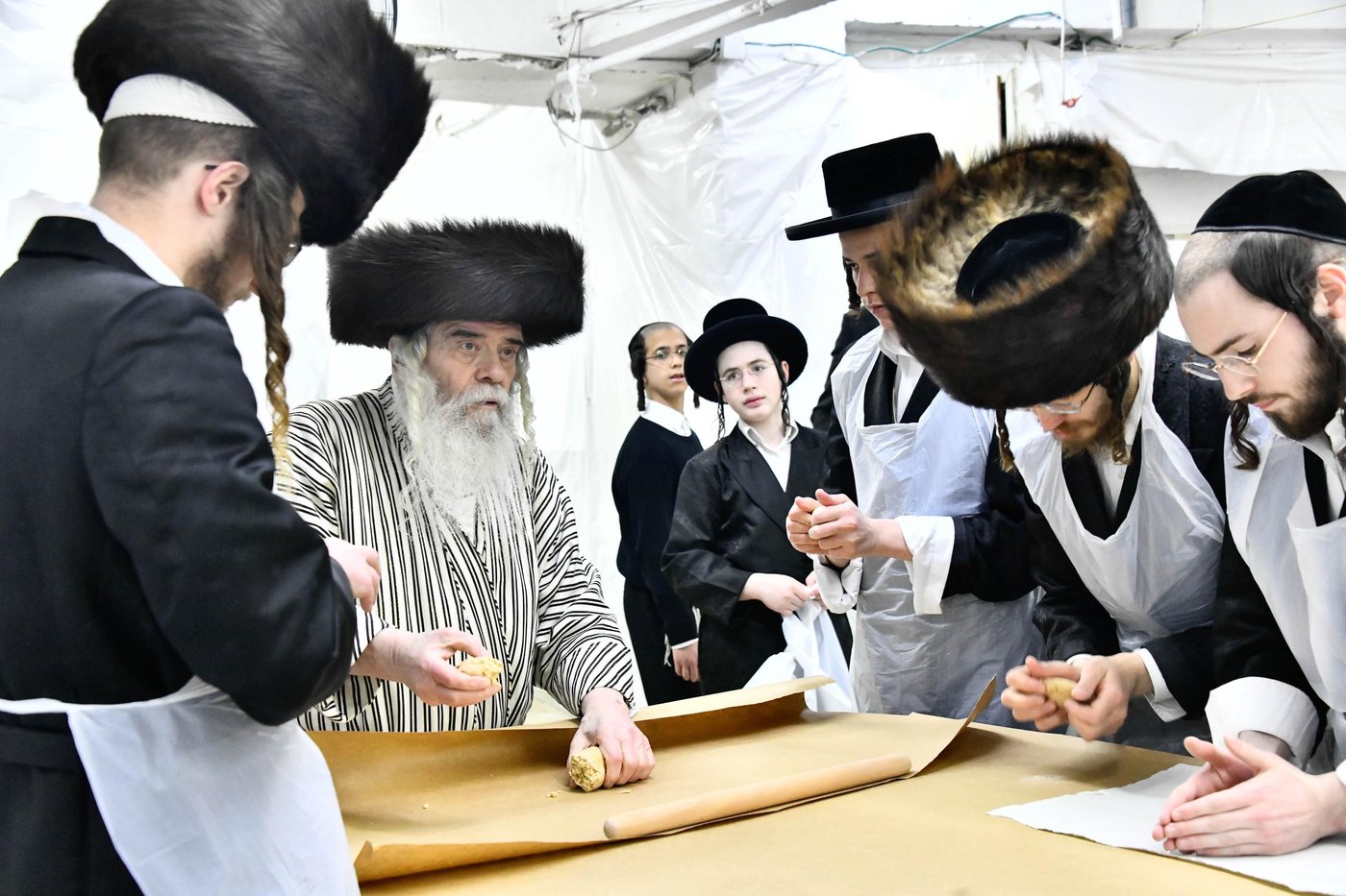 האדמו"ר מקרעטשניף י-ם באפיית מצות