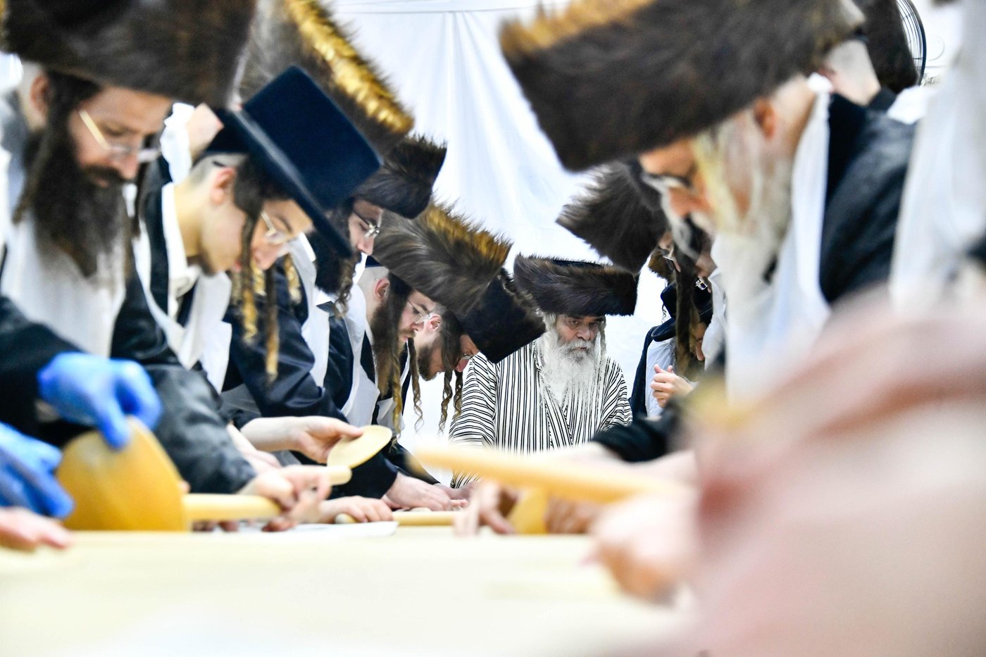 האדמו"ר מקרעטשניף י-ם באפיית מצות