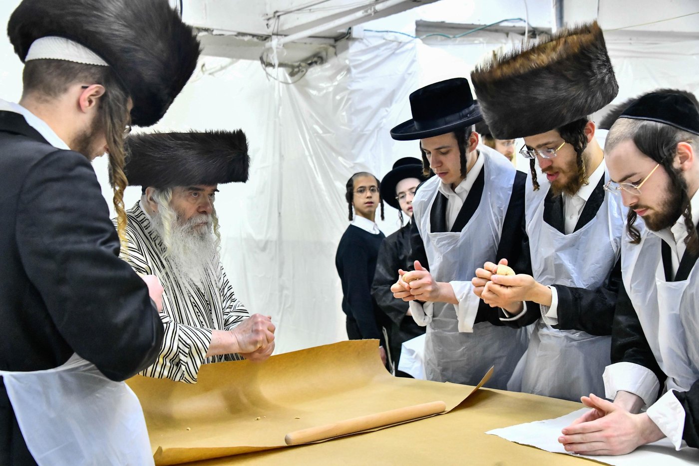 האדמו"ר מקרעטשניף י-ם באפיית מצות