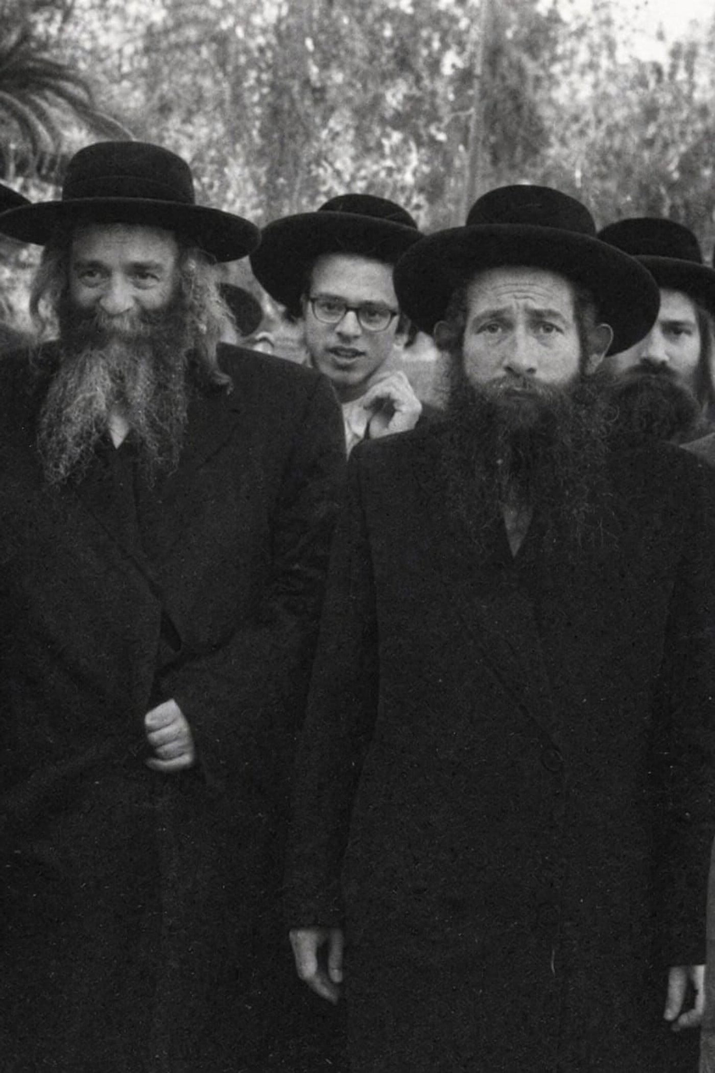 האדמו"ר מצאנז זצ"ל (משמאל) עם סבא רבא שלי הרב ישראל אריה זלמנוביץ זצ"ל אחרי השואה