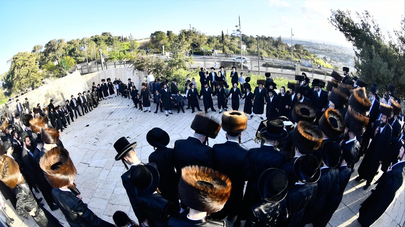 האדמו"ר מקרעטשניף י-ם בתפילה בהר הצופים
