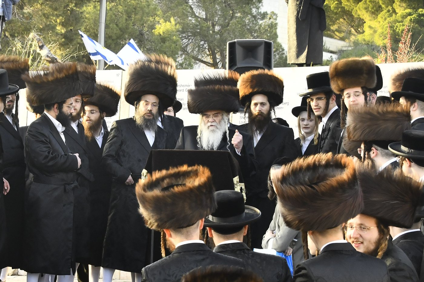 האדמו"ר מקרעטשניף י-ם בתפילה בהר הצופים