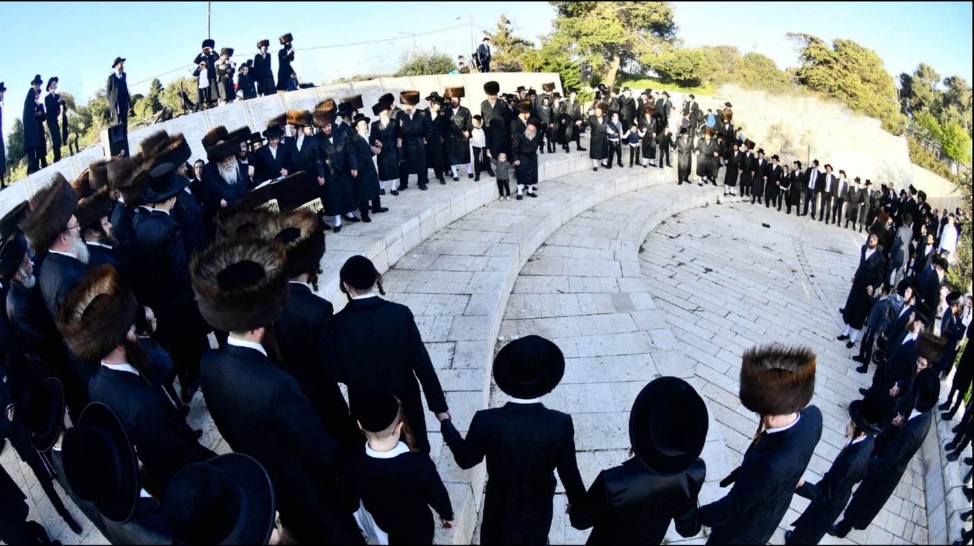 האדמו"ר מקרעטשניף י-ם בתפילה בהר הצופים