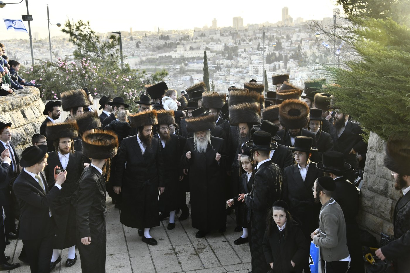 האדמו"ר מקרעטשניף י-ם בתפילה בהר הצופים