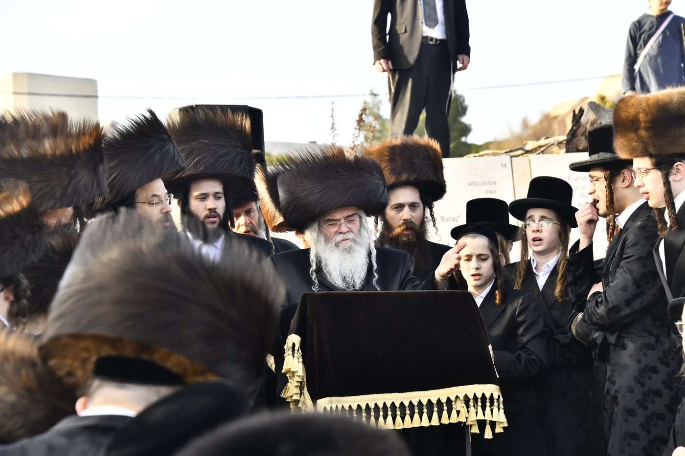 האדמו"ר מקרעטשניף י-ם בתפילה בהר הצופים