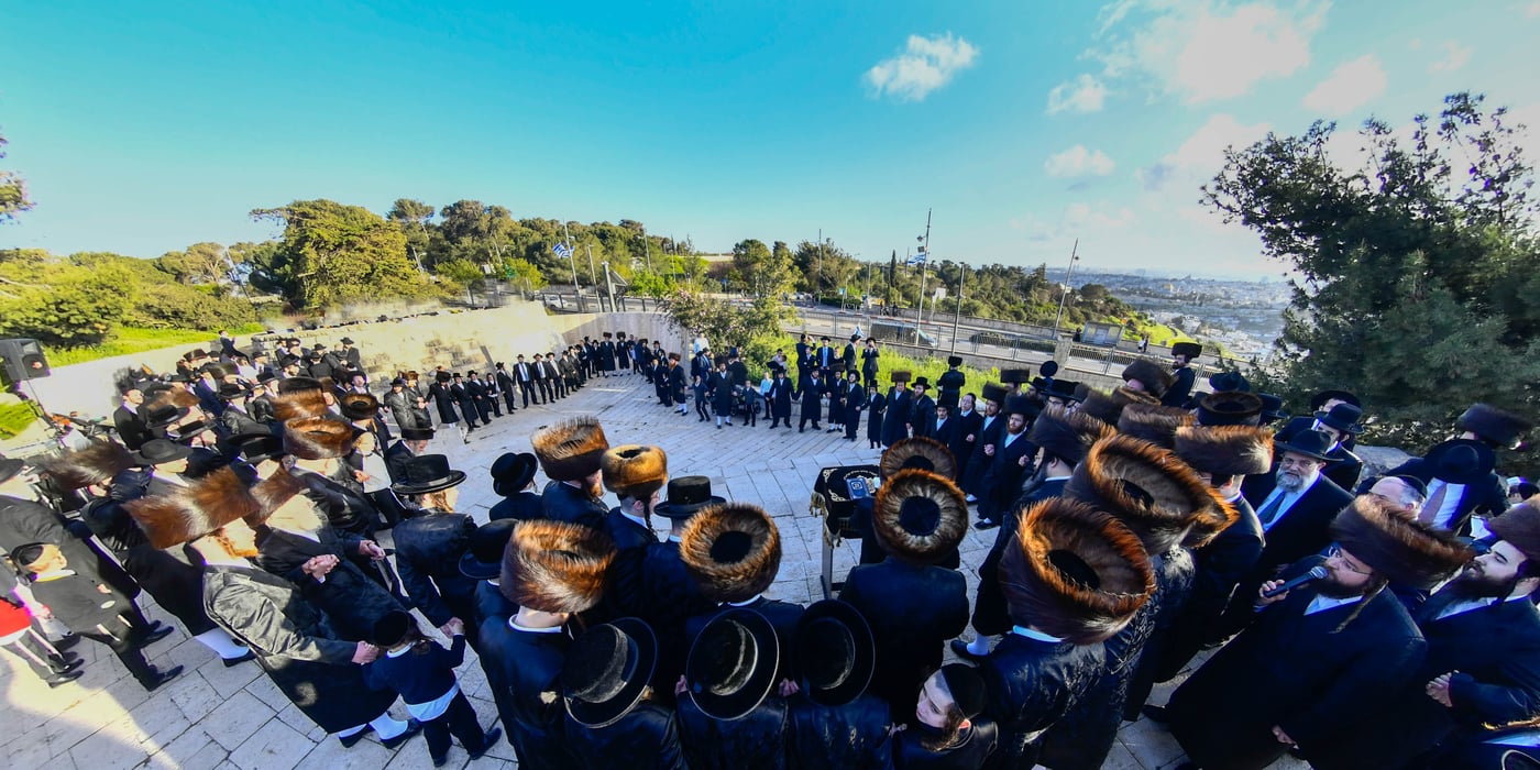 האדמו"ר מקרעטשניף י-ם בתפילה בהר הצופים