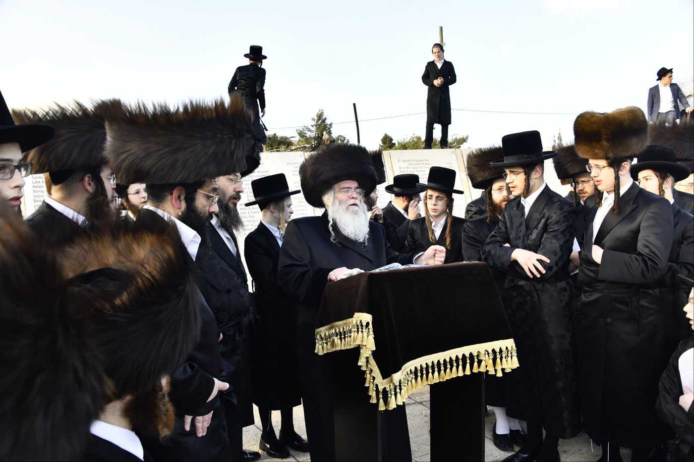 האדמו"ר מקרעטשניף י-ם בתפילה בהר הצופים