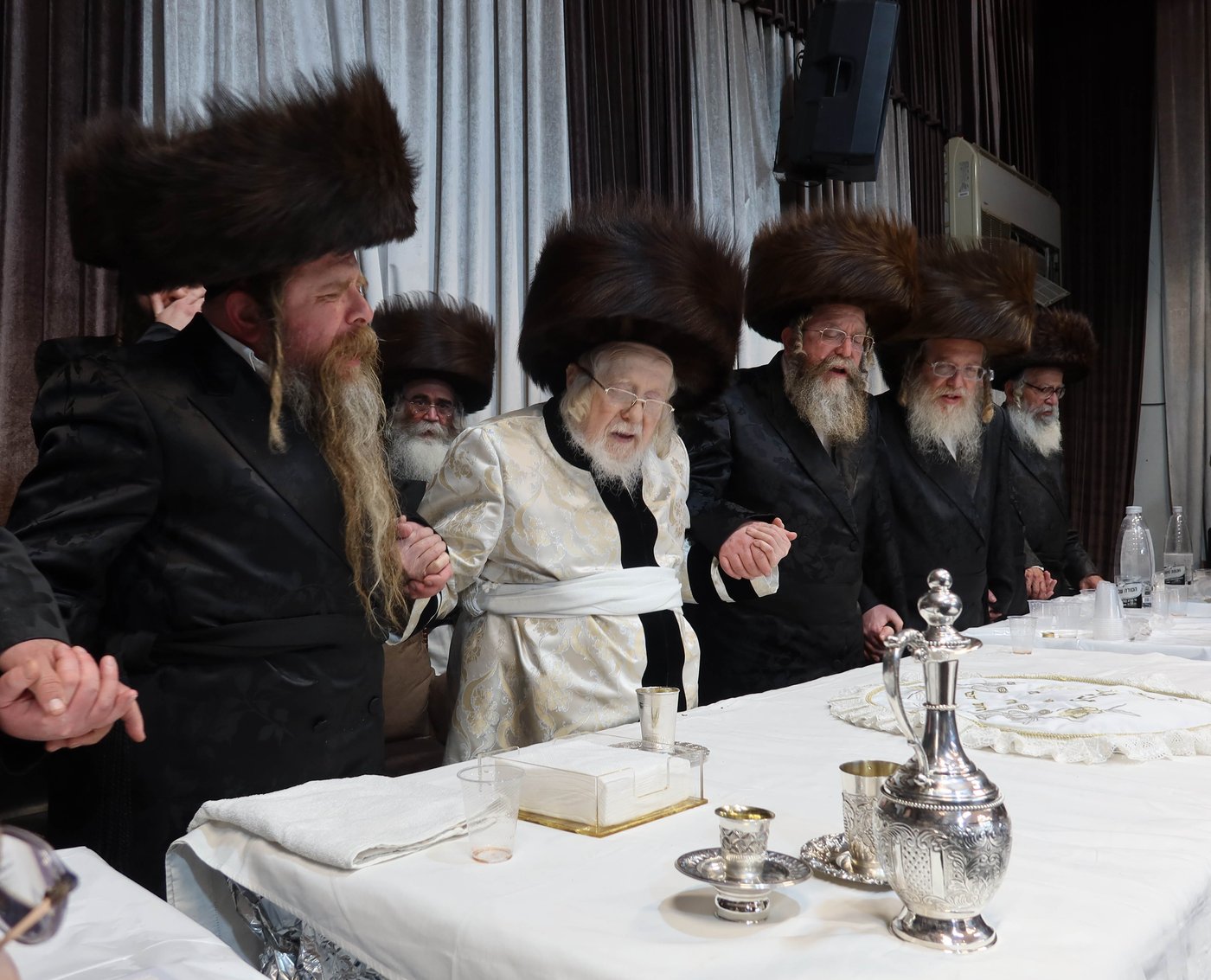 חג הפסח בחצה"ק קרעטשניף