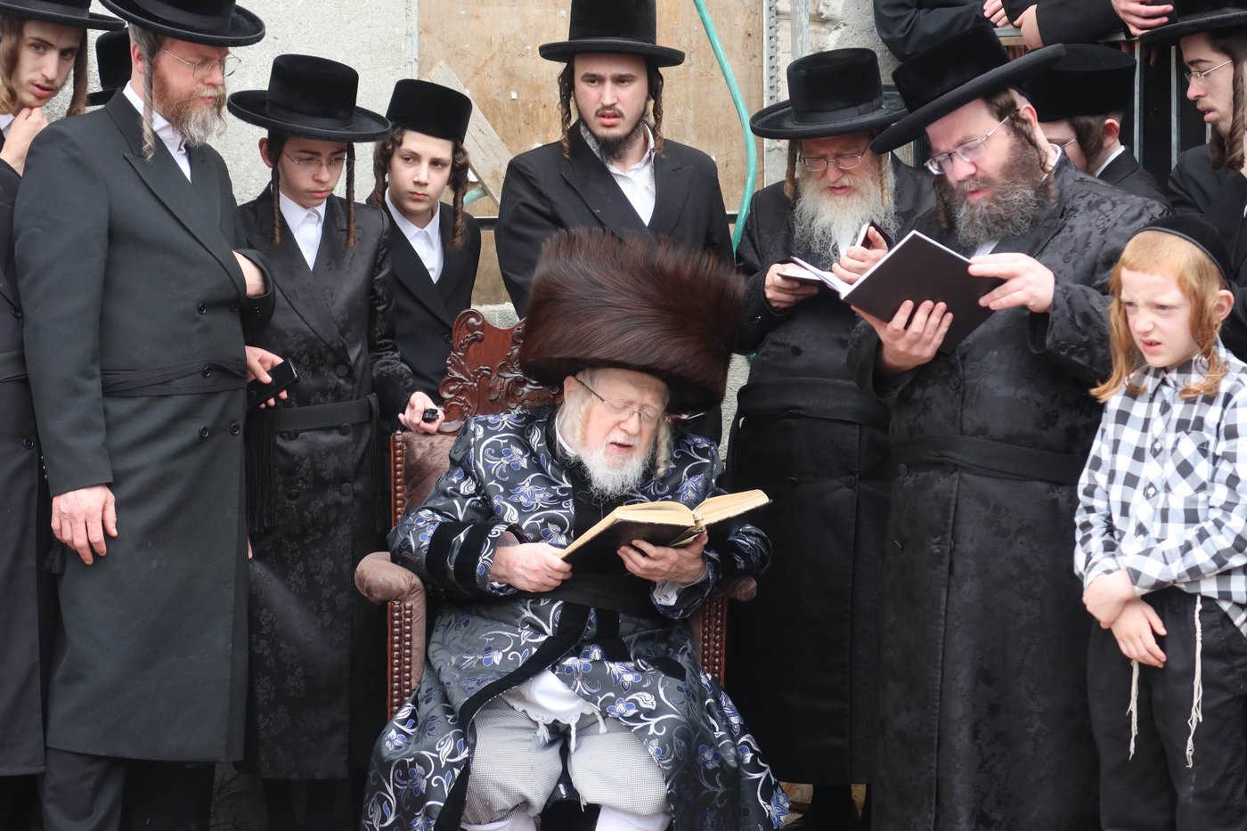 חג הפסח בחצה"ק קרעטשניף