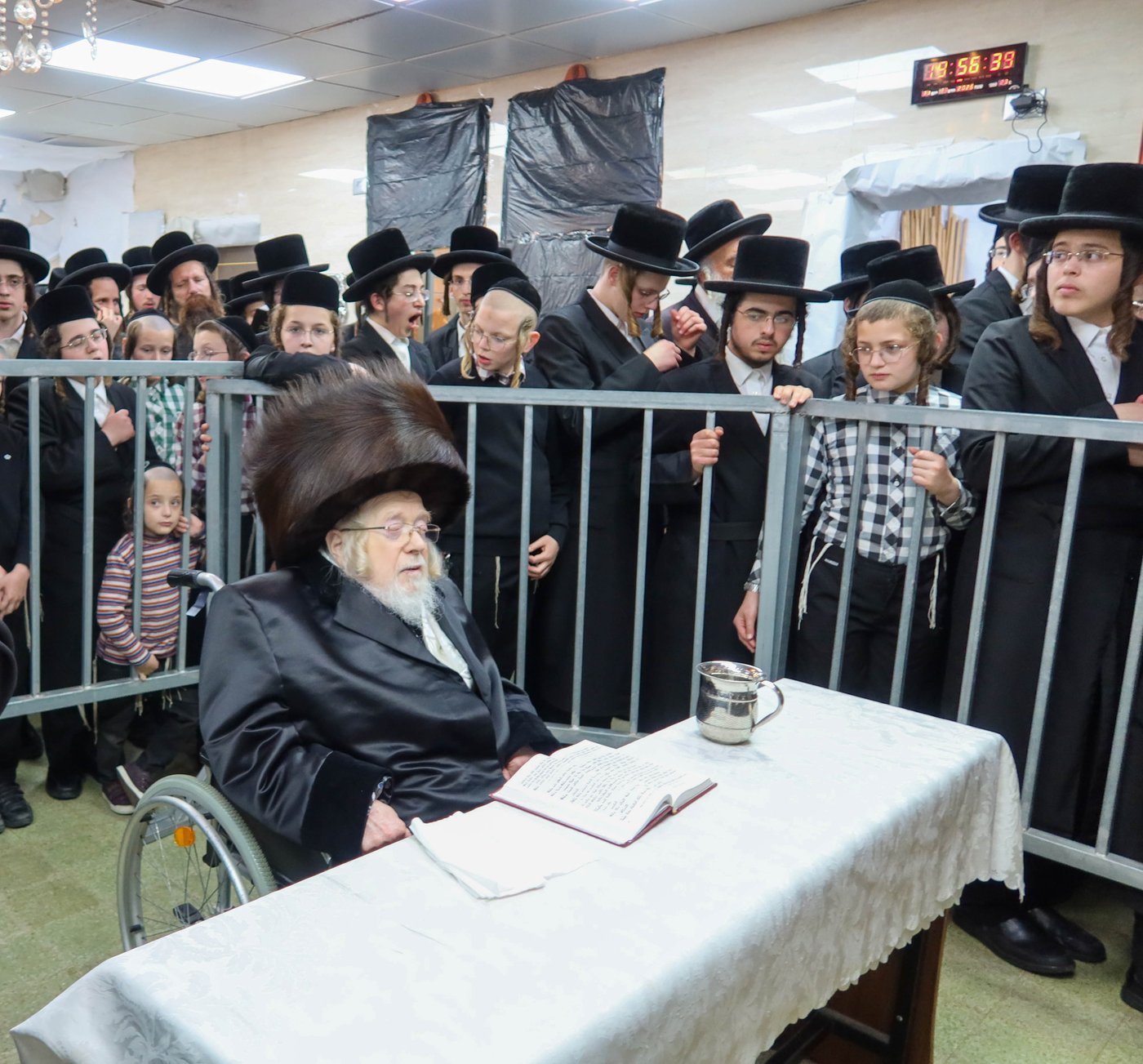 חג הפסח בחצה"ק קרעטשניף