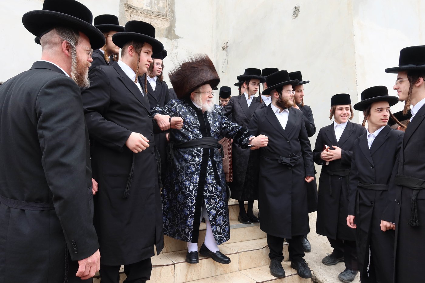 חג הפסח בחצה"ק קרעטשניף