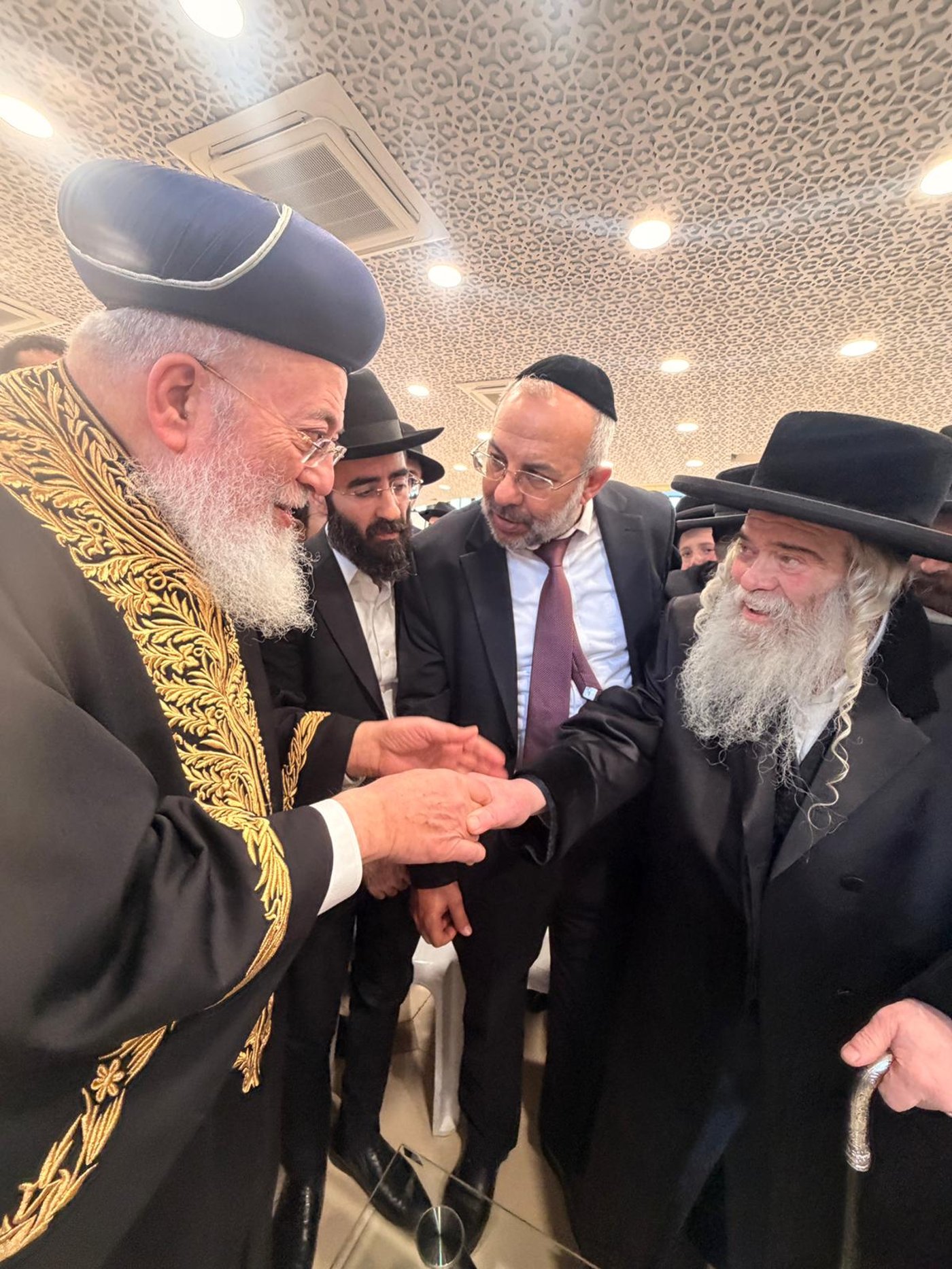 ניחום אבלים אצל הגאון רבי ראובן אלבז