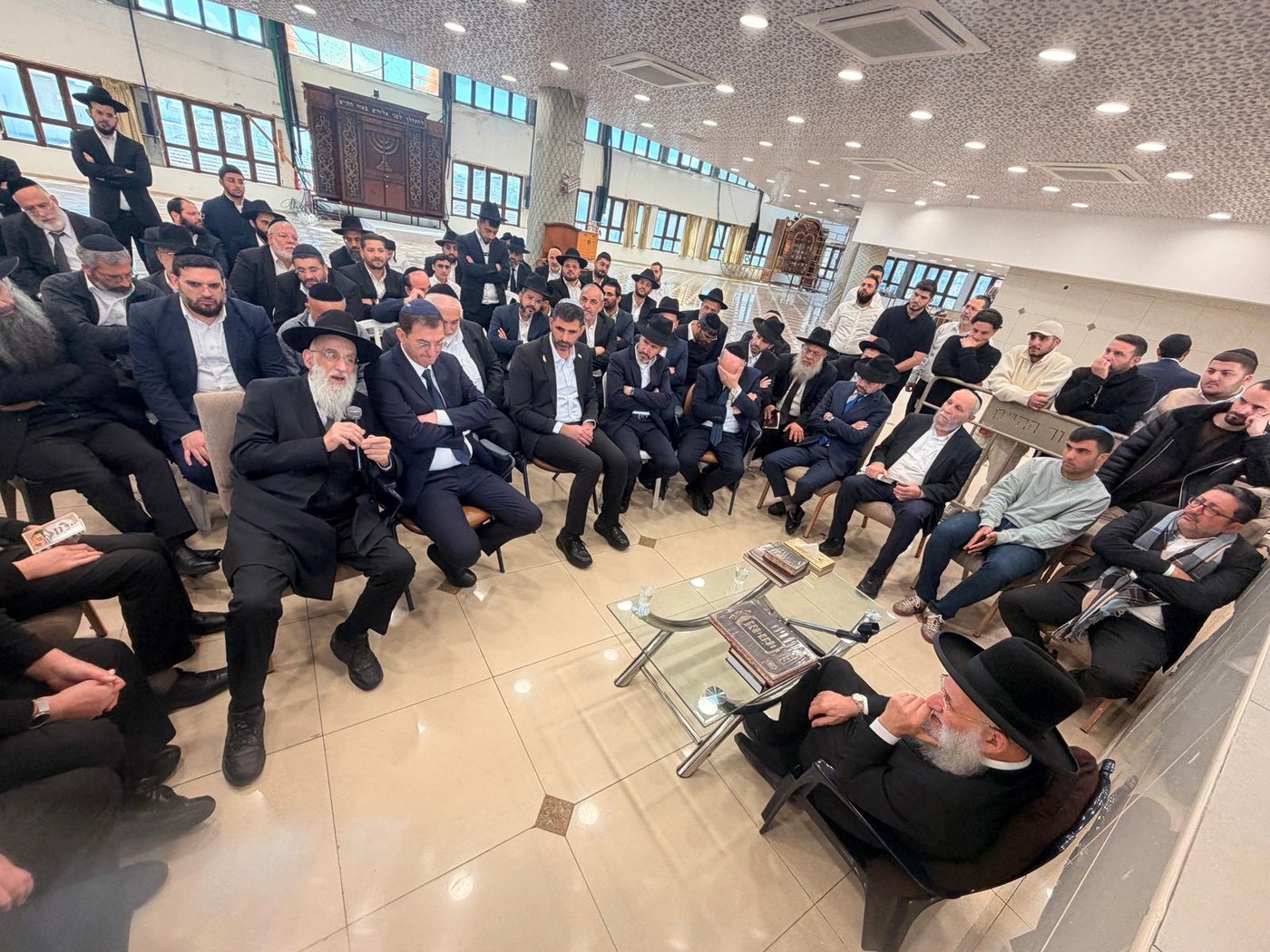 ניחום אבלים אצל הגאון רבי ראובן אלבז