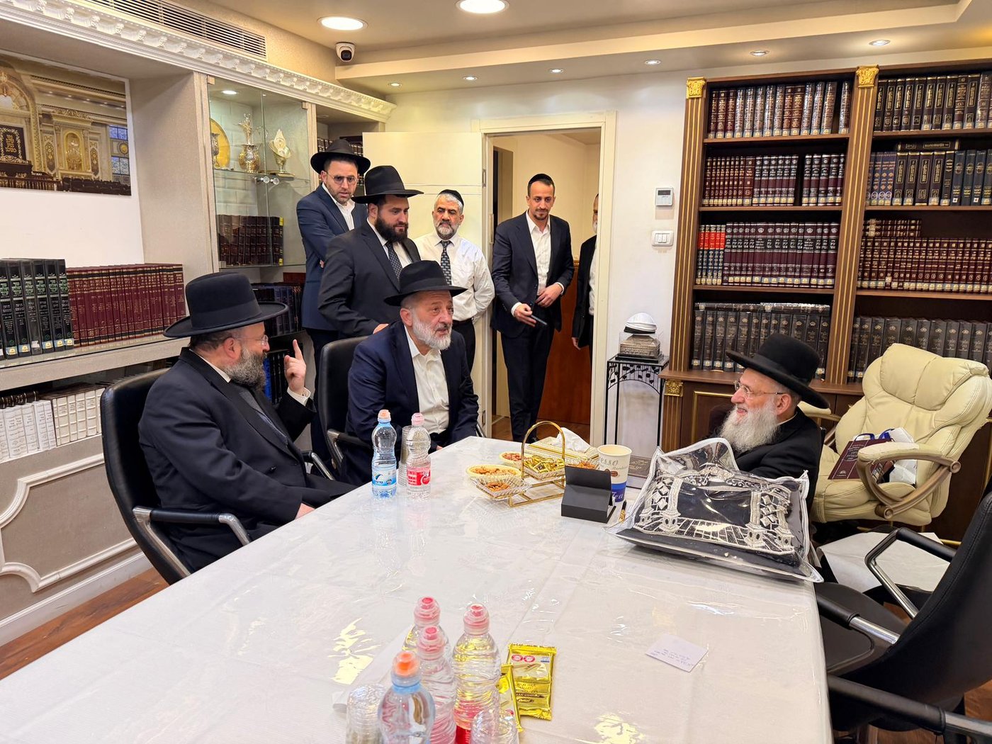 ניחום אבלים אצל הגאון רבי ראובן אלבז