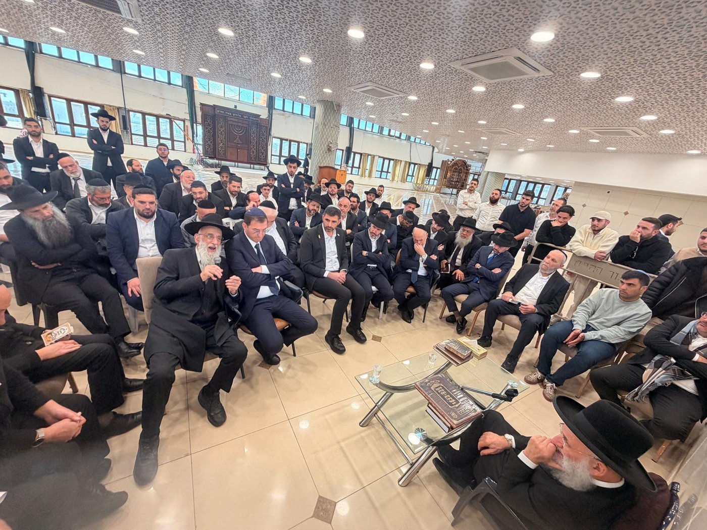 ניחום אבלים אצל הגאון רבי ראובן אלבז