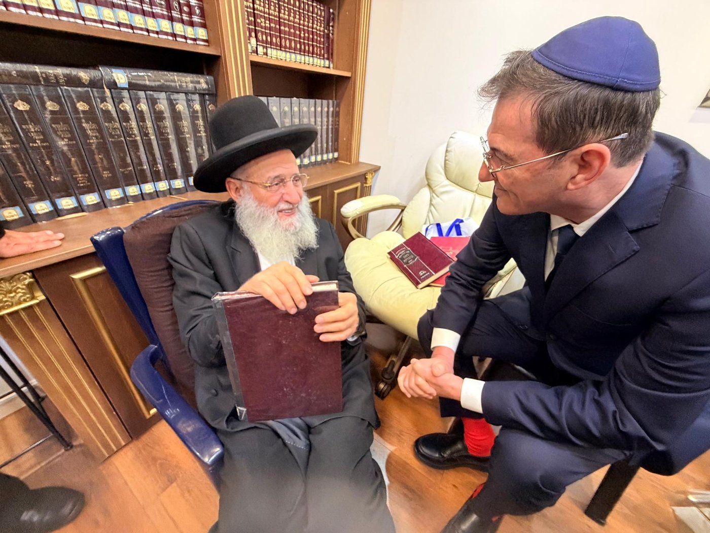 ניחום אבלים אצל הגאון רבי ראובן אלבז