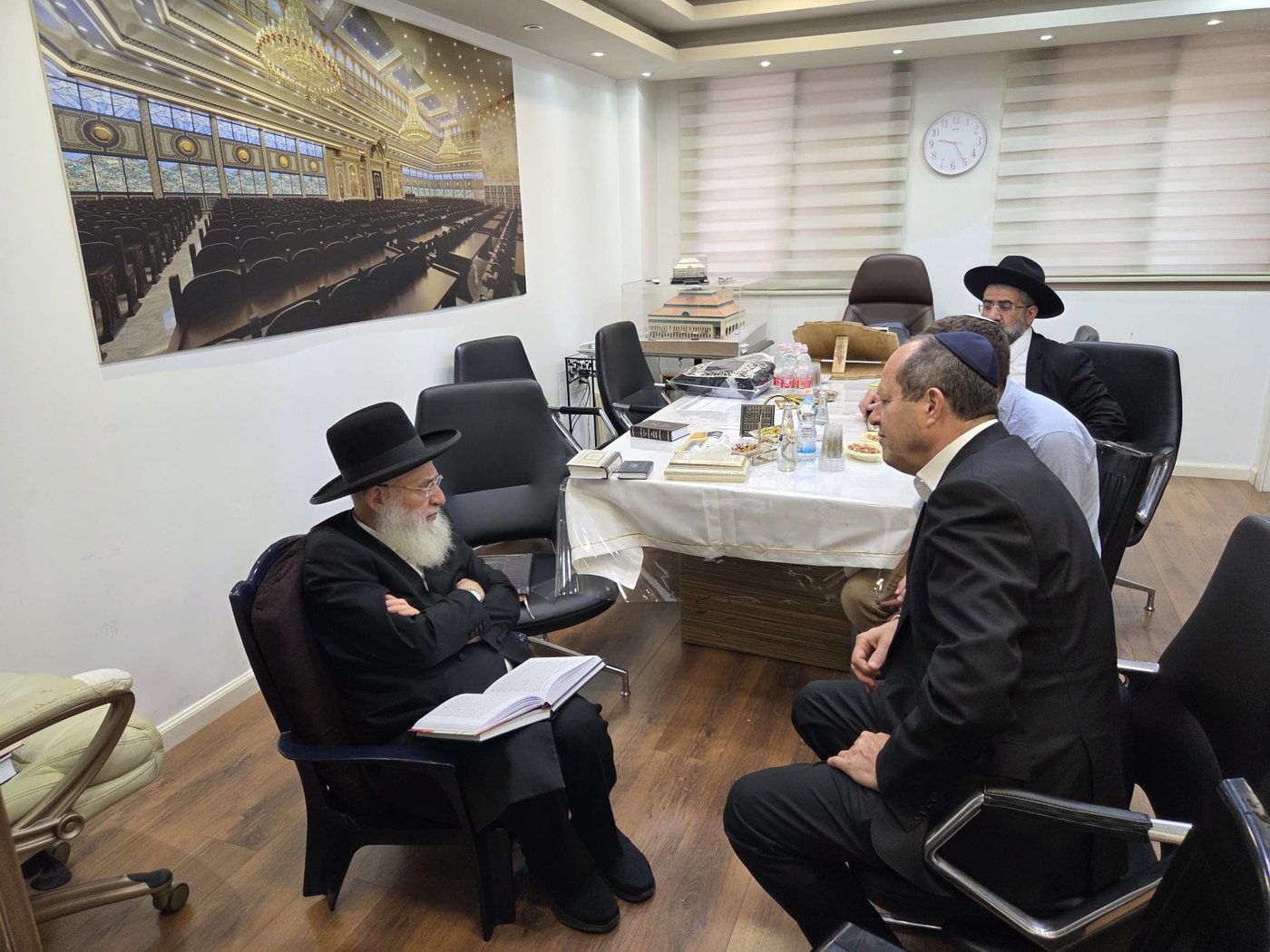 ניחום אבלים אצל הגאון רבי ראובן אלבז