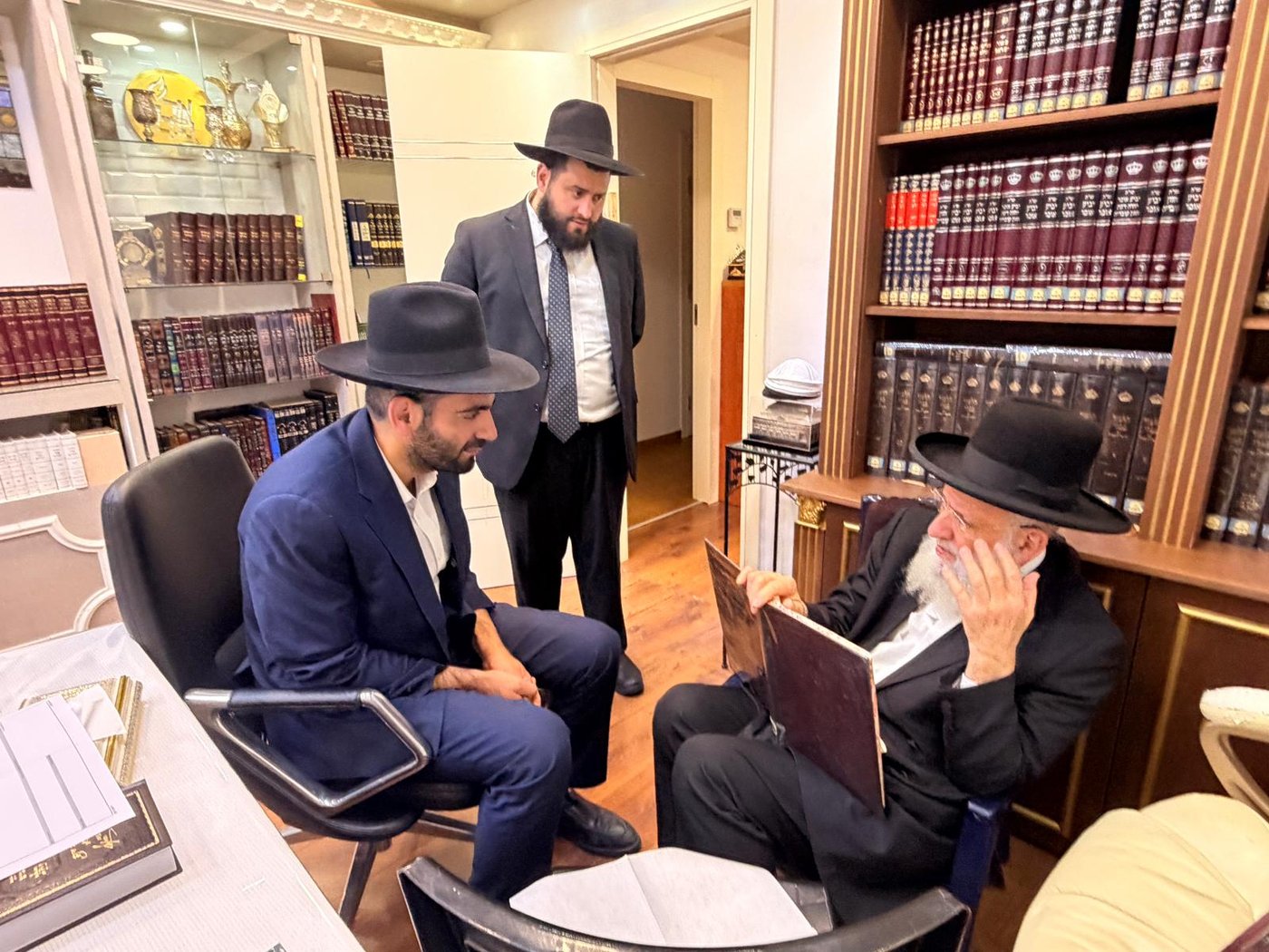 ניחום אבלים אצל הגאון רבי ראובן אלבז