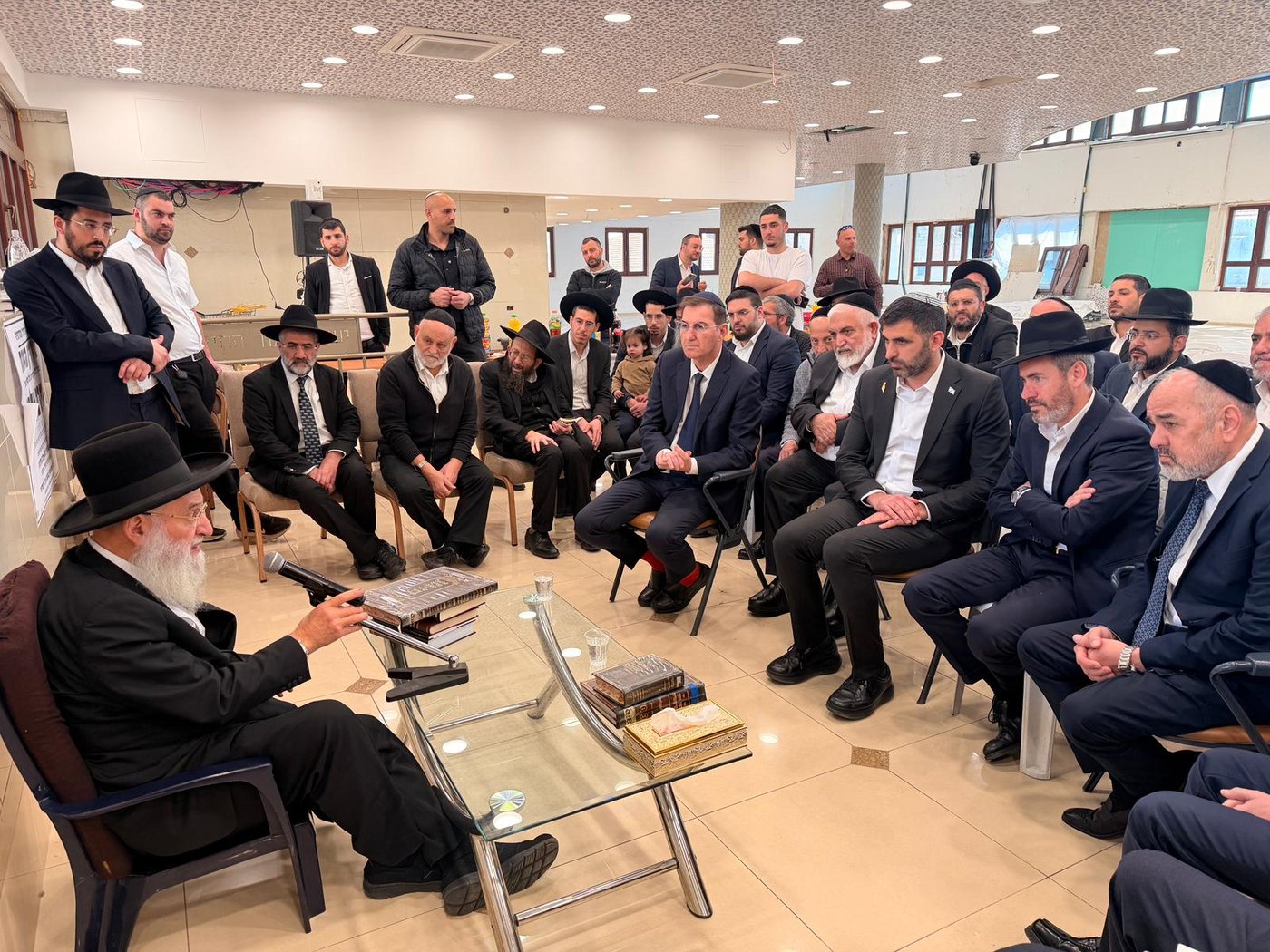 ניחום אבלים אצל הגאון רבי ראובן אלבז