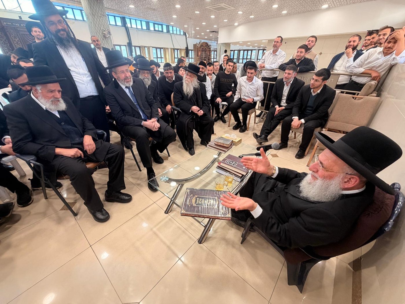 ניחום אבלים אצל הגאון רבי ראובן אלבז