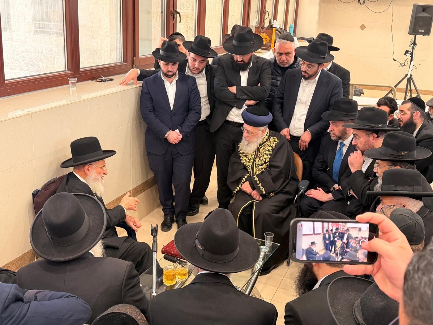 ניחום אבלים אצל הגאון רבי ראובן אלבז