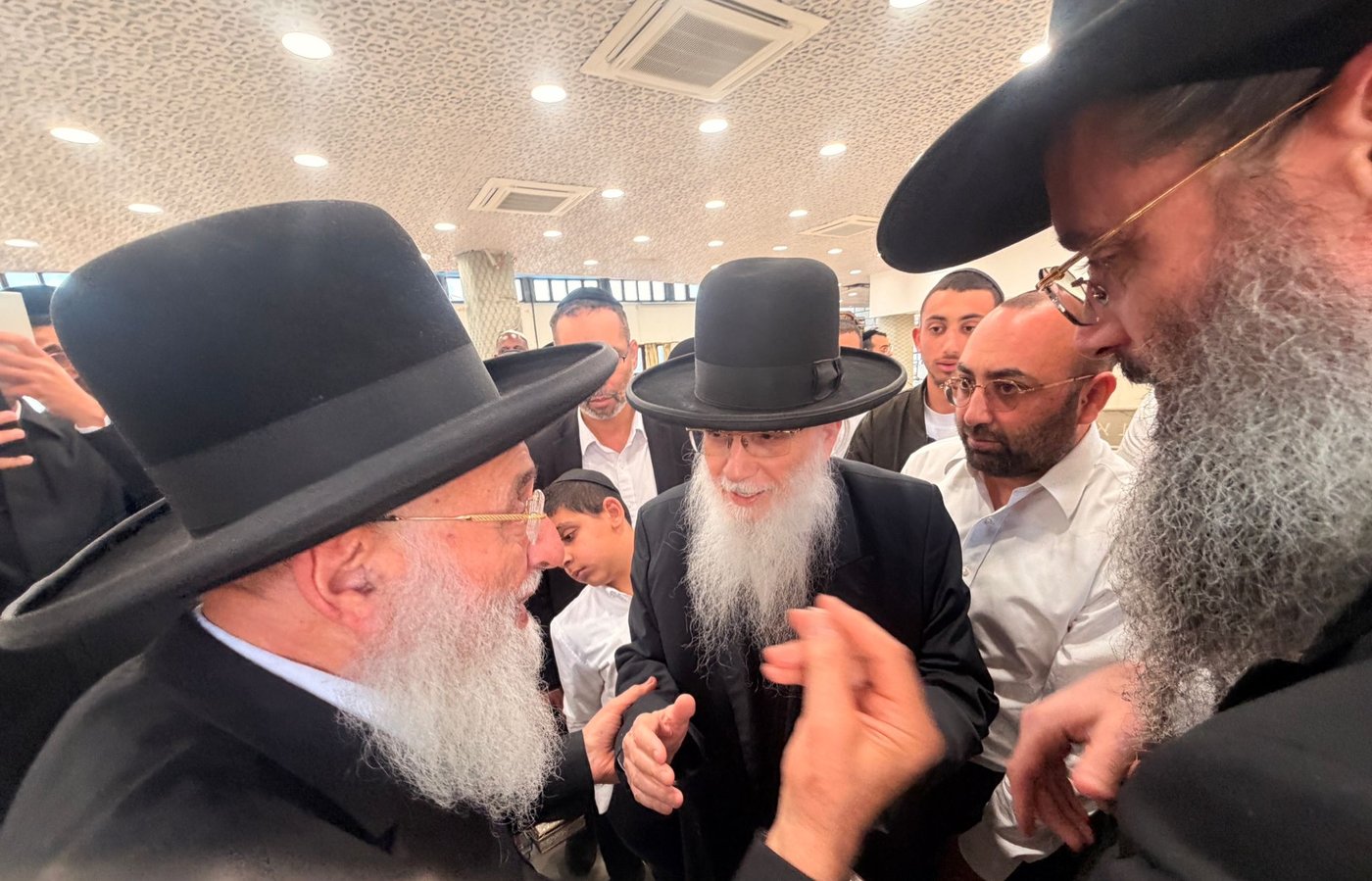 ניחום אבלים אצל הגאון רבי ראובן אלבז