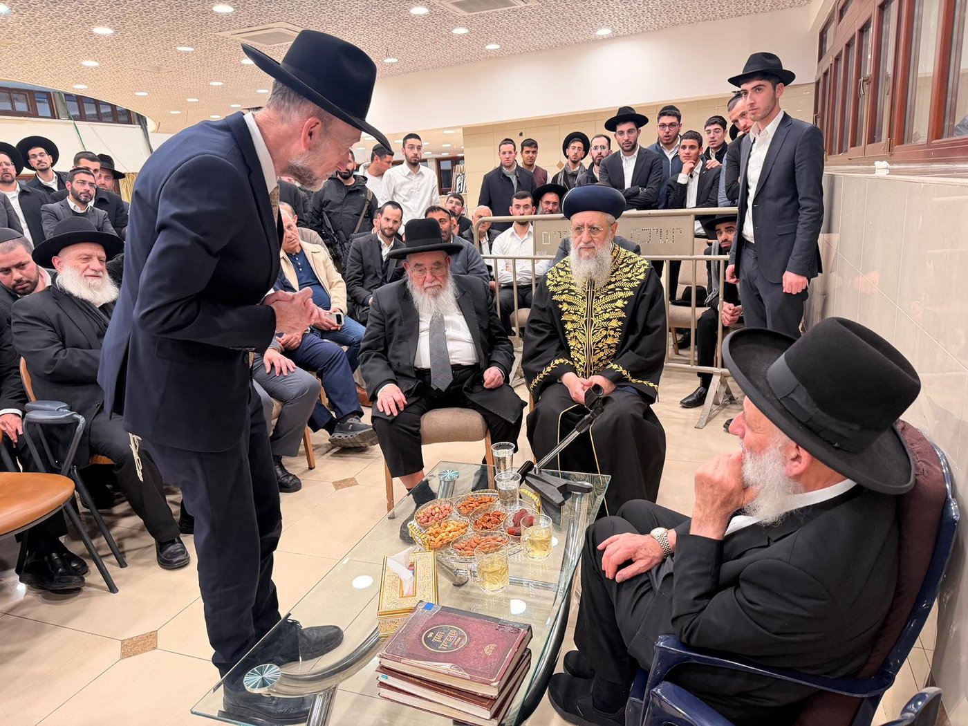 ניחום אבלים אצל הגאון רבי ראובן אלבז