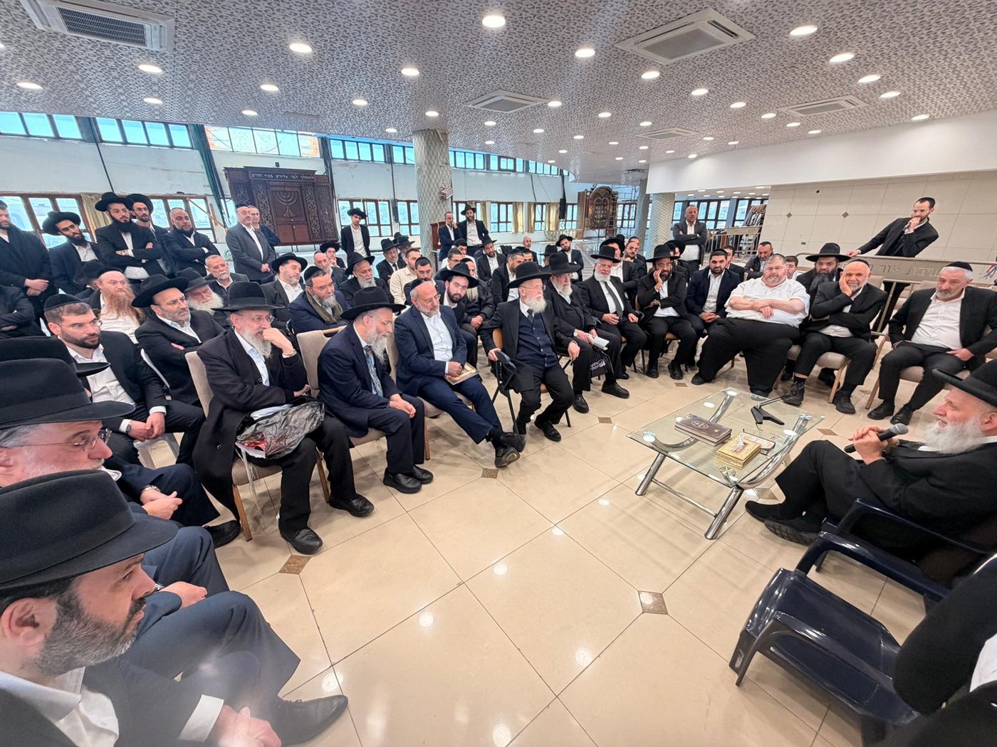 ניחום אבלים אצל הגאון רבי ראובן אלבז