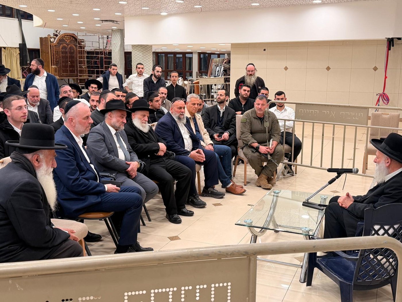 ניחום אבלים אצל הגאון רבי ראובן אלבז