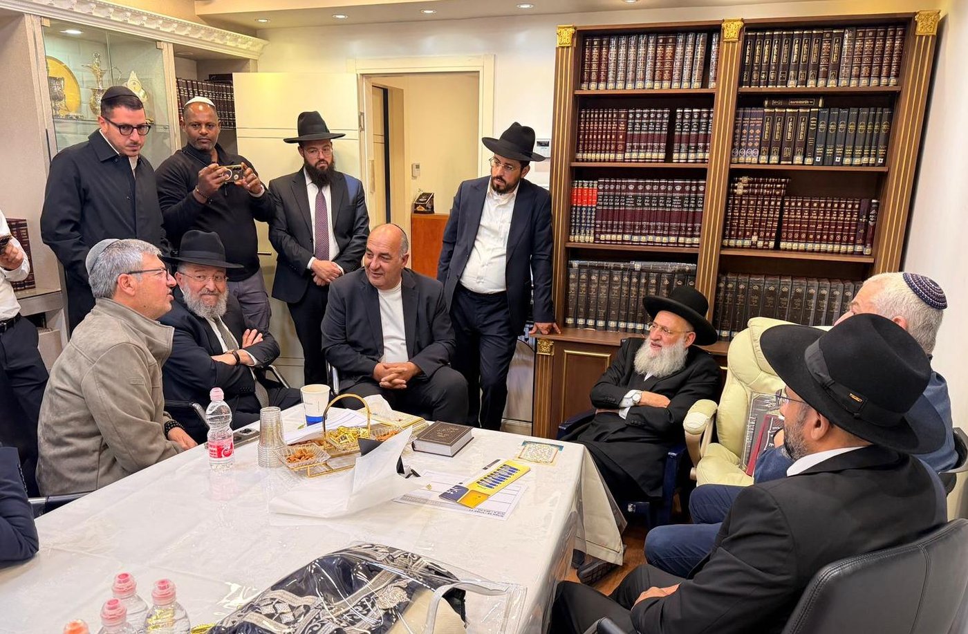 ניחום אבלים אצל הגאון רבי ראובן אלבז