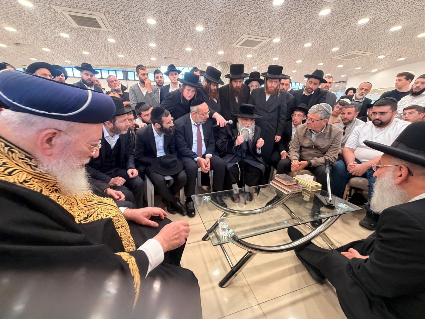 ניחום אבלים אצל הגאון רבי ראובן אלבז