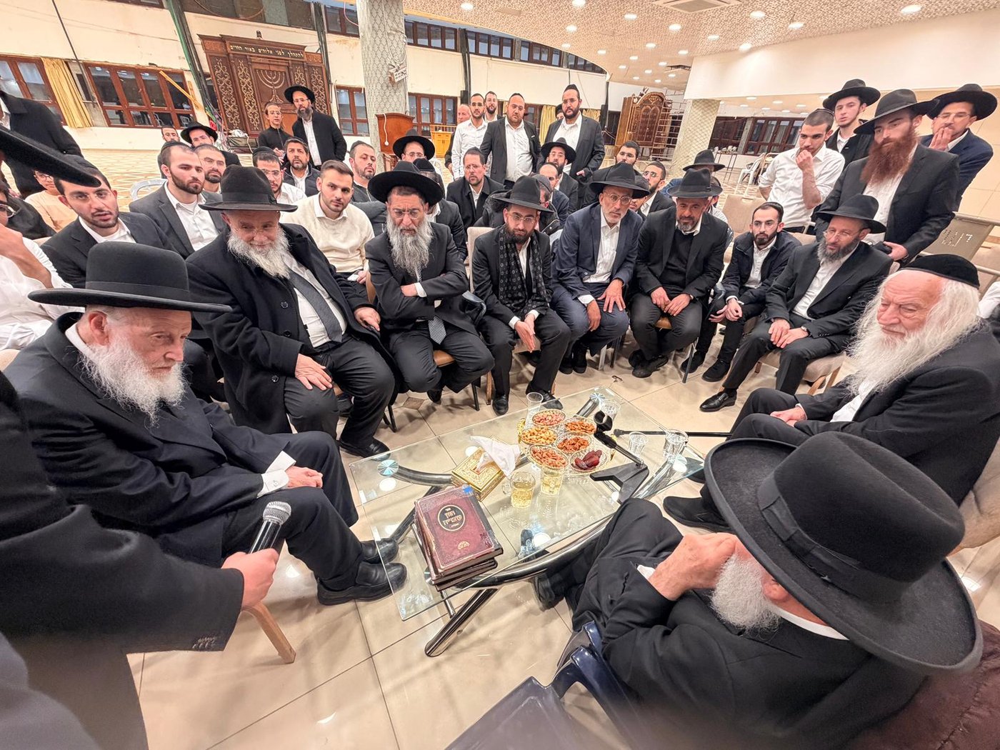 ניחום אבלים אצל הגאון רבי ראובן אלבז