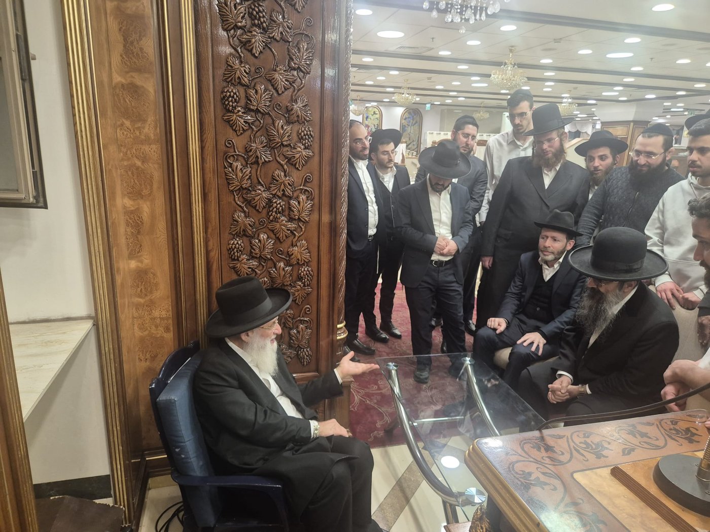 ניחום אבלים אצל הגאון רבי ראובן אלבז