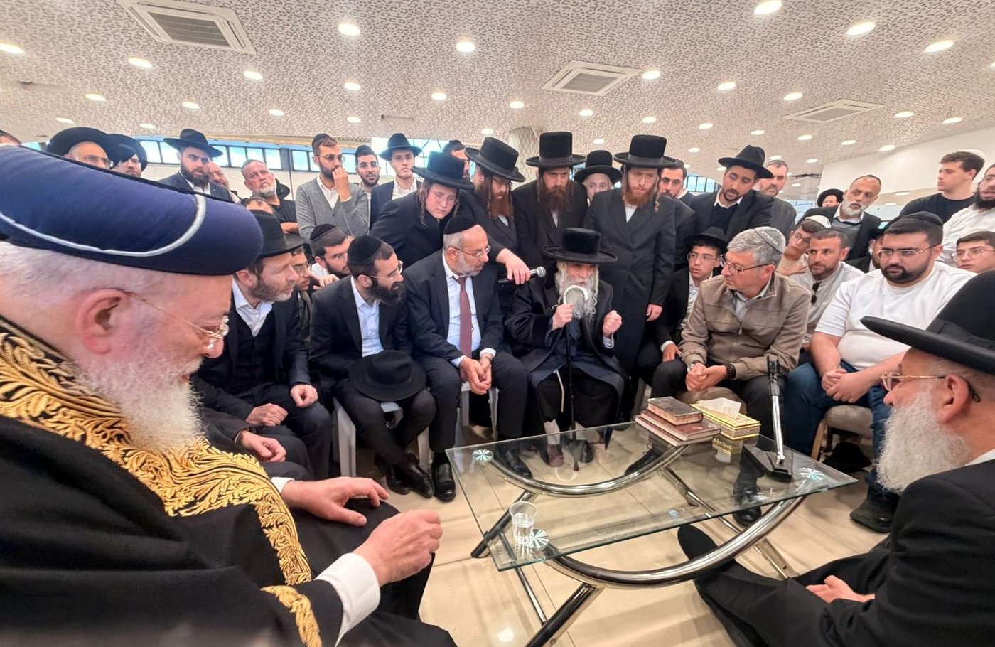 ניחום אבלים אצל הגאון רבי ראובן אלבז