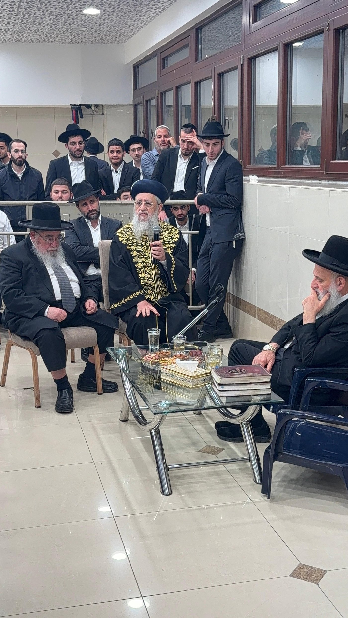 ניחום אבלים אצל הגאון רבי ראובן אלבז