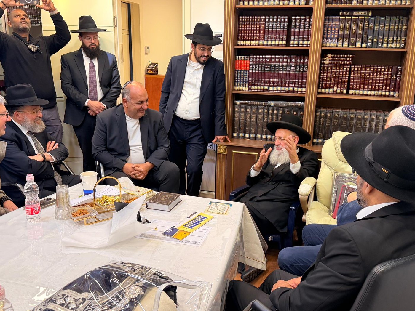 ניחום אבלים אצל הגאון רבי ראובן אלבז