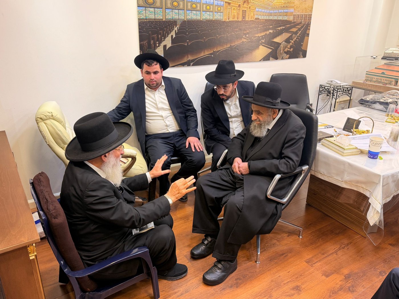 ניחום אבלים אצל הגאון רבי ראובן אלבז