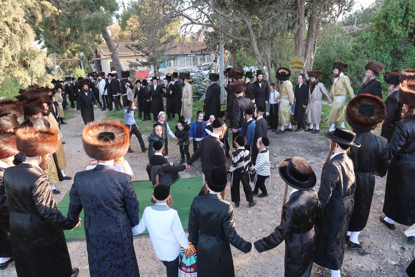 חג הפסח בחצה"ק קרעטשניף סיגעט