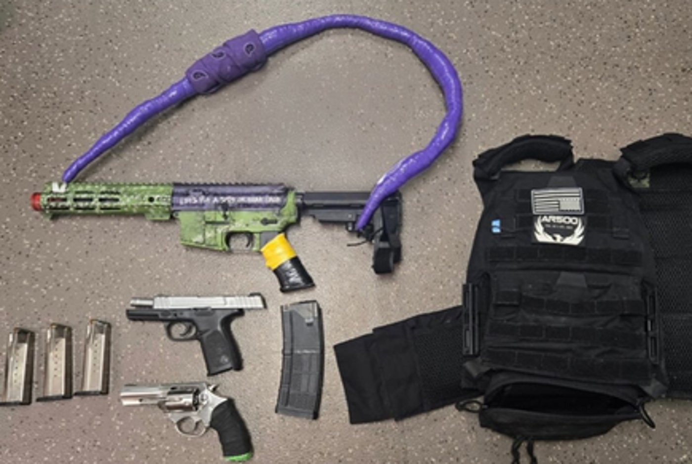 הרובה הצבעוני ותחמושת נוספת שאותרו על החשוד