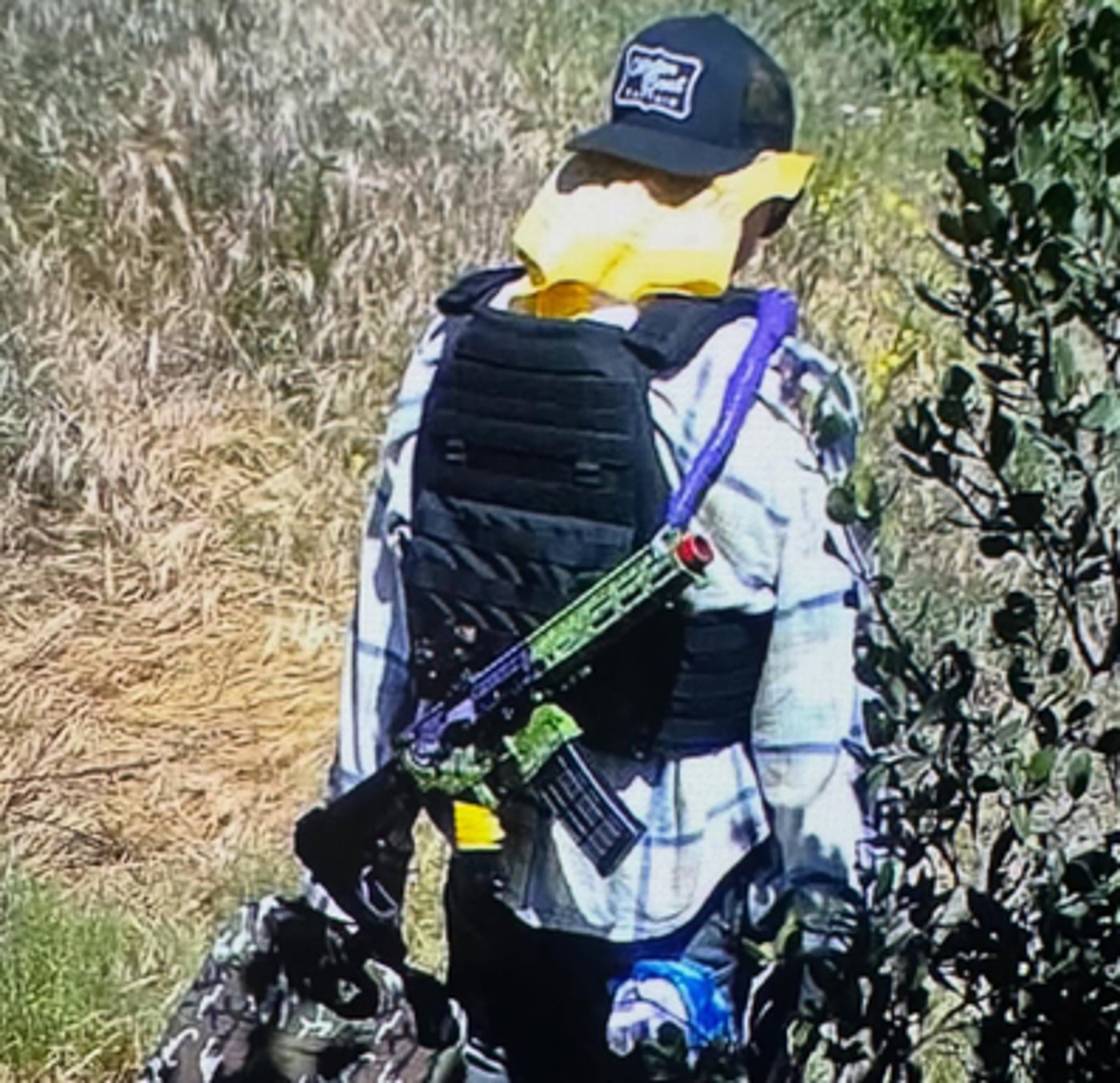 החשוד ועליו הרובה הצבעוני