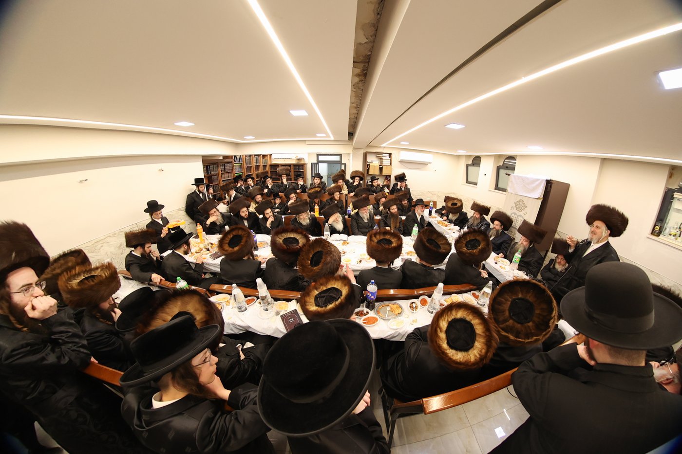 אבד''ק צאנז טשאקאווא בסעודת הילולא