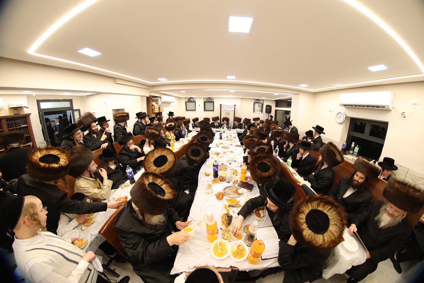 אבד''ק צאנז טשאקאווא בסעודת הילולא