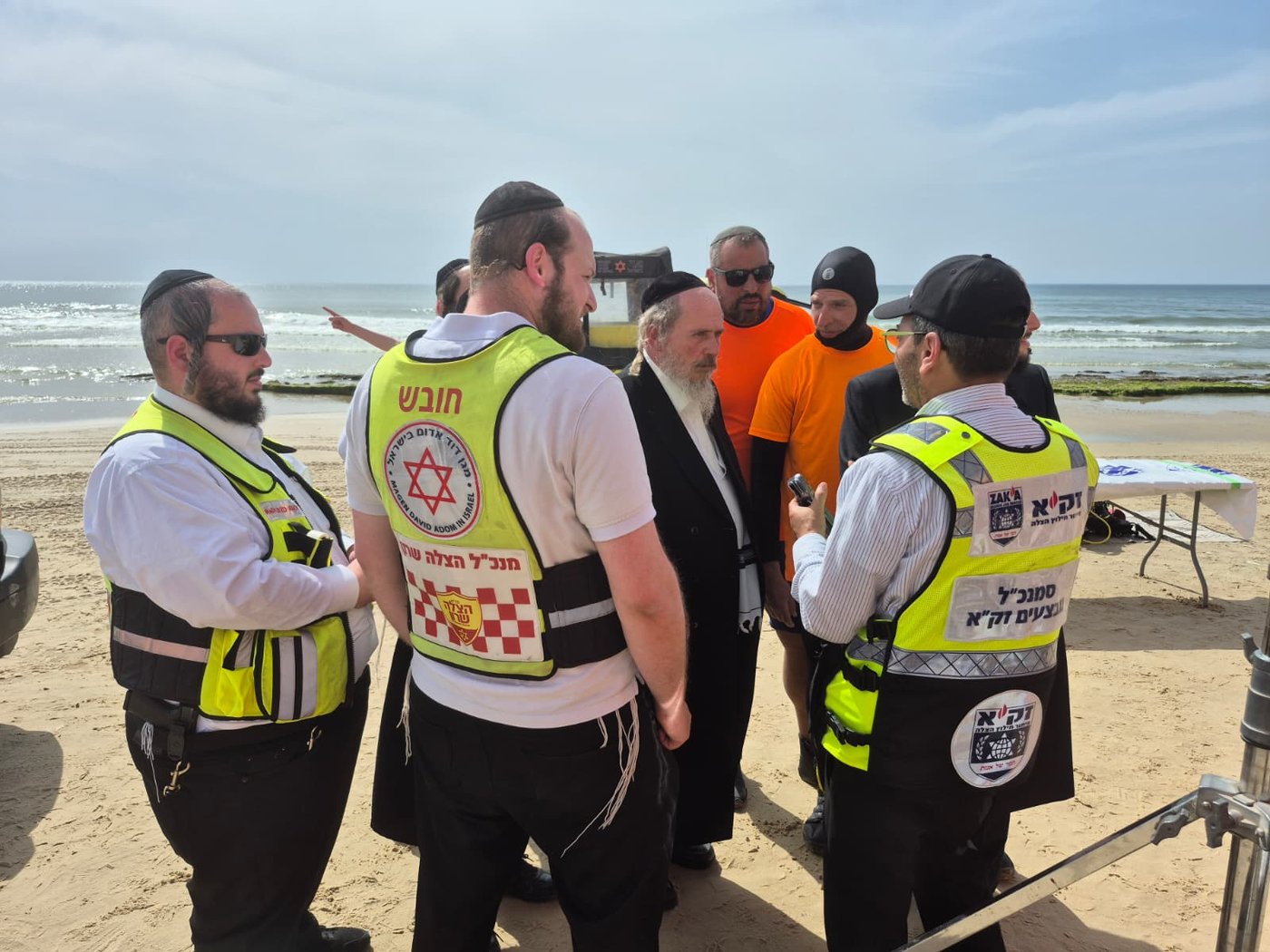 הרב שטמר בסיור עם הכוחות על חוף הים