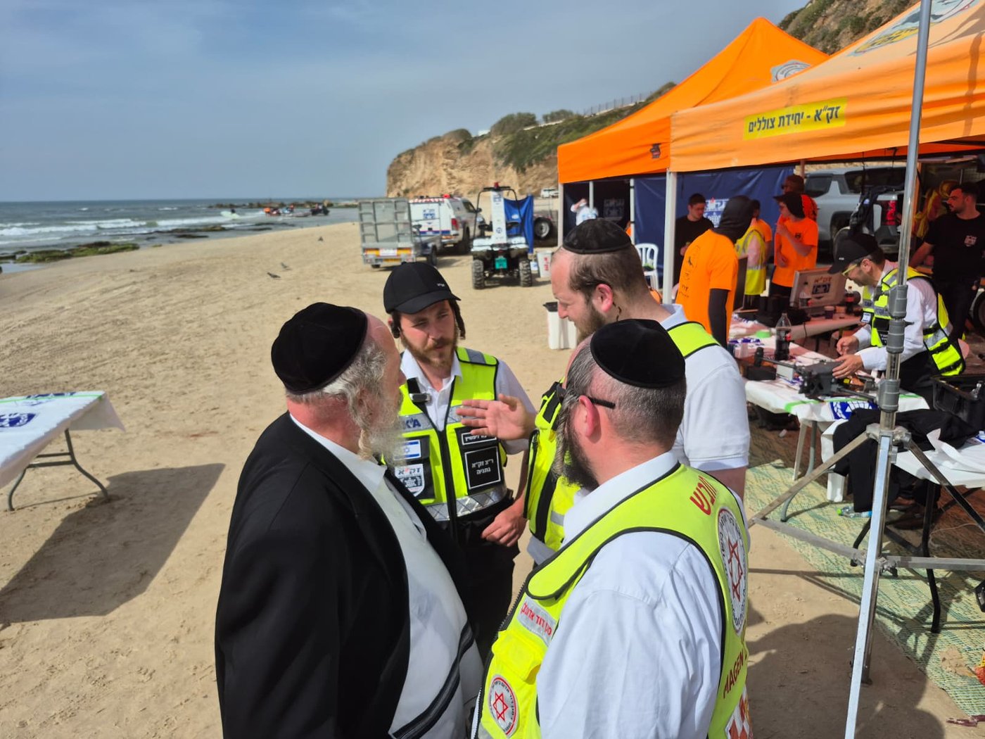 הרב שטמר בסיור עם הכוחות על חוף הים