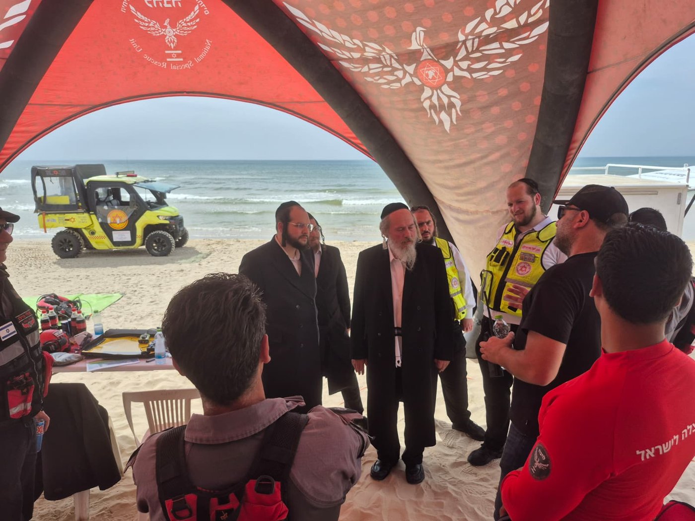 הרב שטמר בסיור עם הכוחות על חוף הים