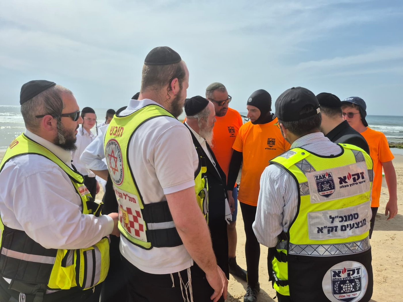 הרב שטמר בסיור עם הכוחות על חוף הים