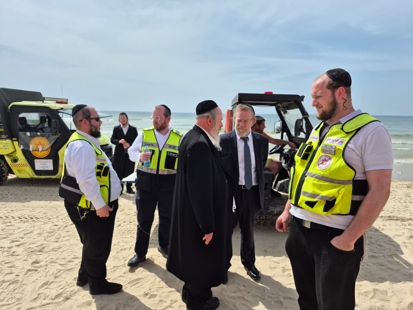 הרב שטמר בסיור עם הכוחות על חוף הים