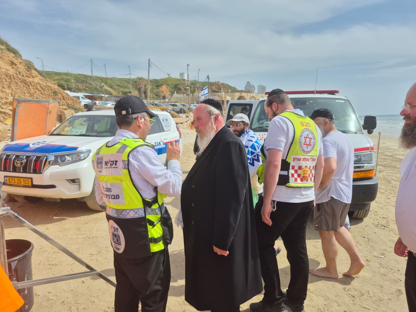 הרב שטמר בסיור עם הכוחות על חוף הים