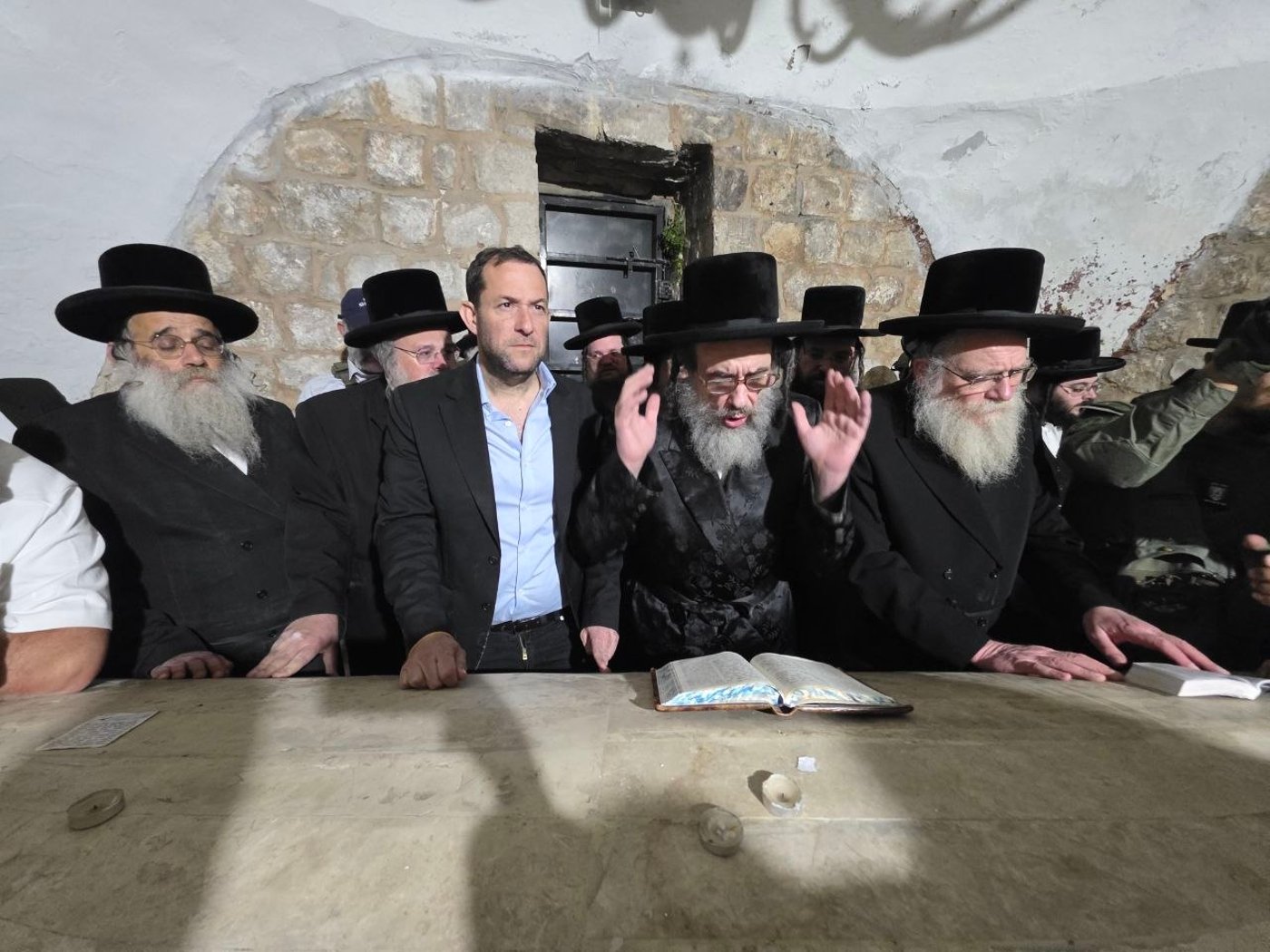 הגה"צ רבי חיים מאיר הגר בקבר יוסף בשכם